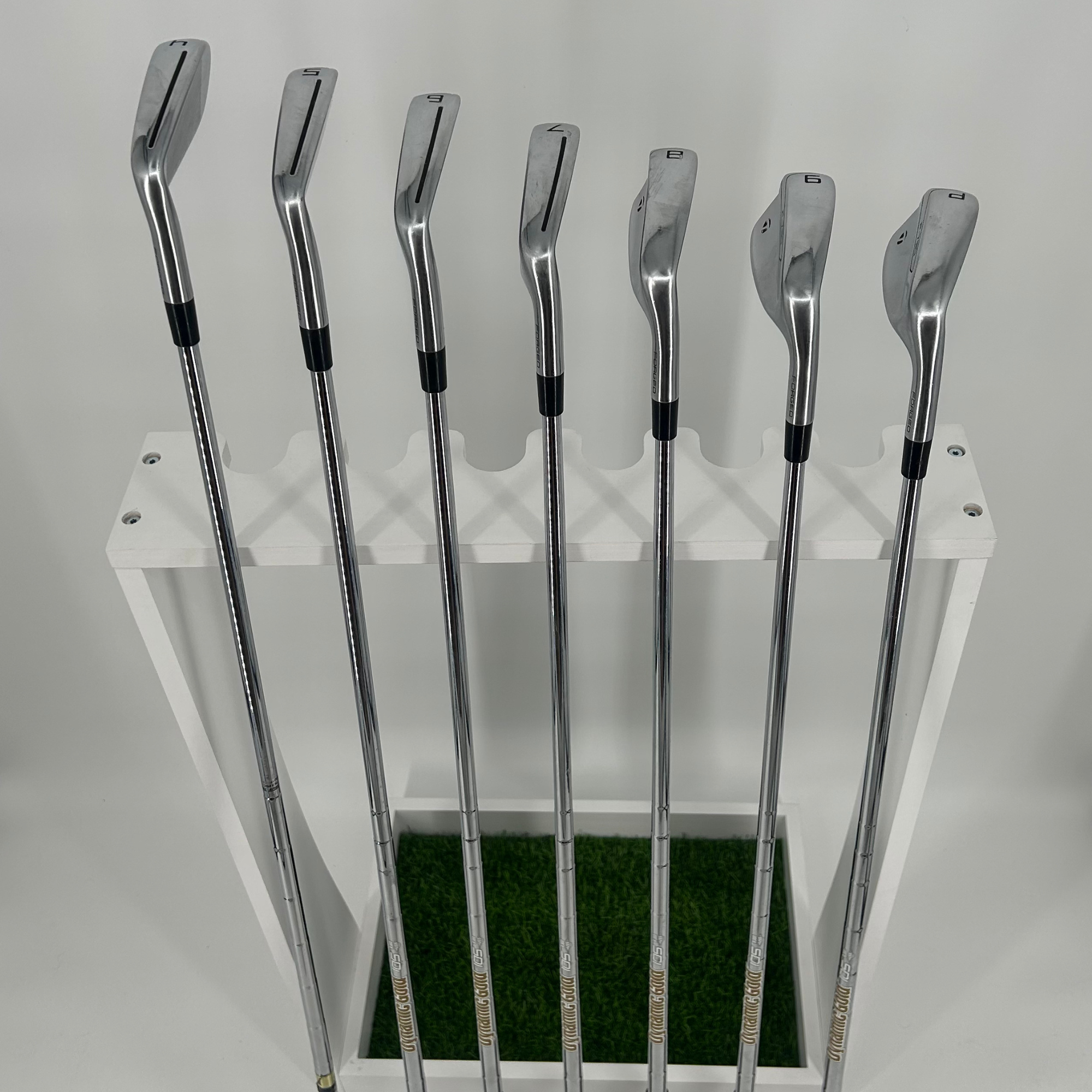 TaylorMade P790 2019 / 4-PW / Dynamic Gold 105 R300 Steel Shafts / Regular