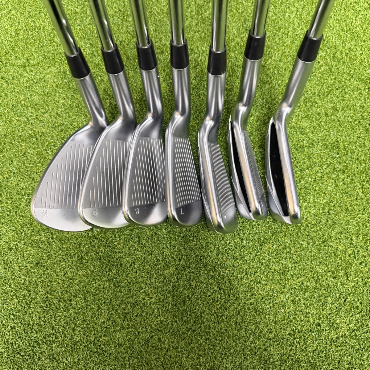 Ping G425 Irons / 4 - PW / Black Dot / Dynamic Gold 105 / Regular Flex - Ping