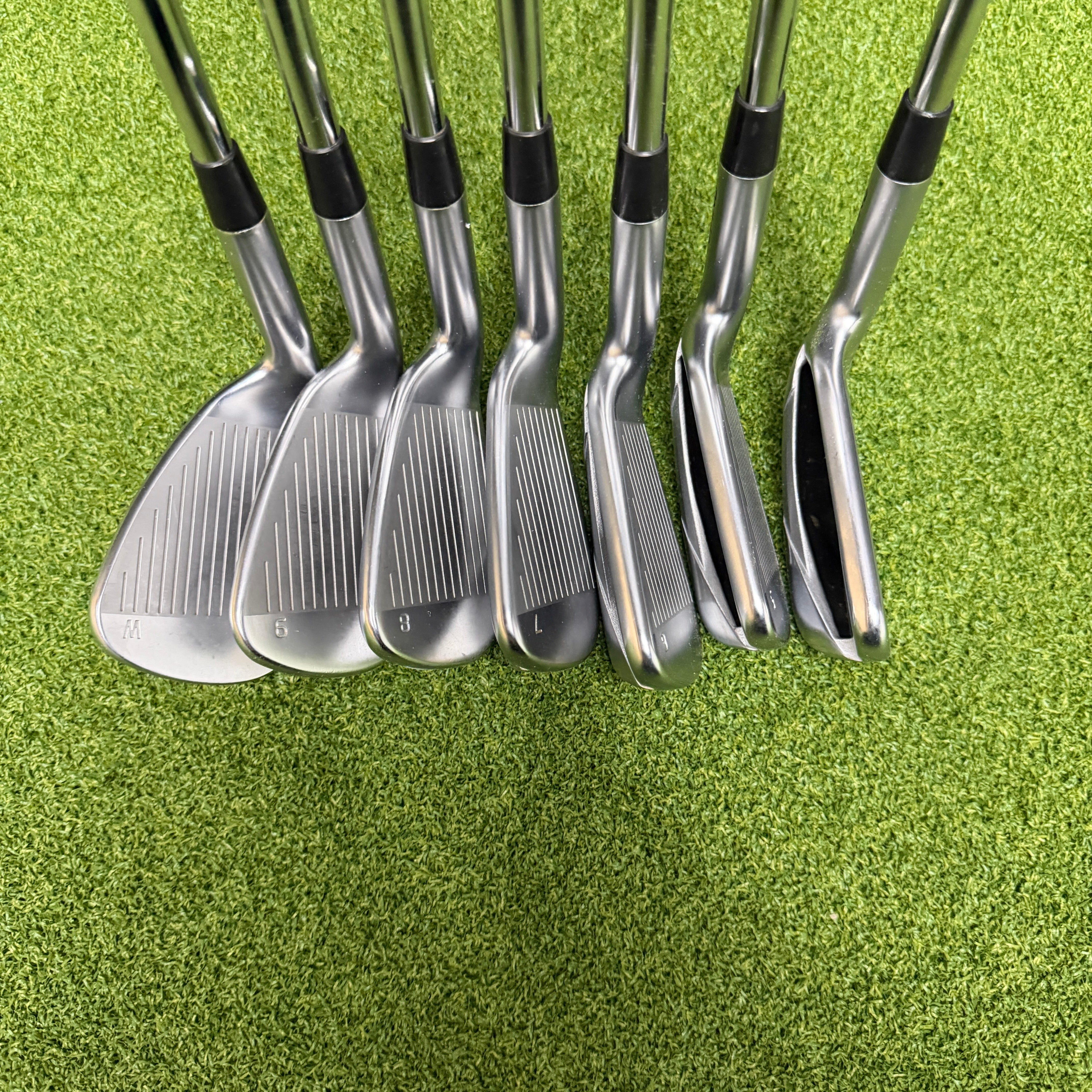 Ping G425 Irons / 4-PW / Black Dot / Dynamic Gold 105 / Regular Flex