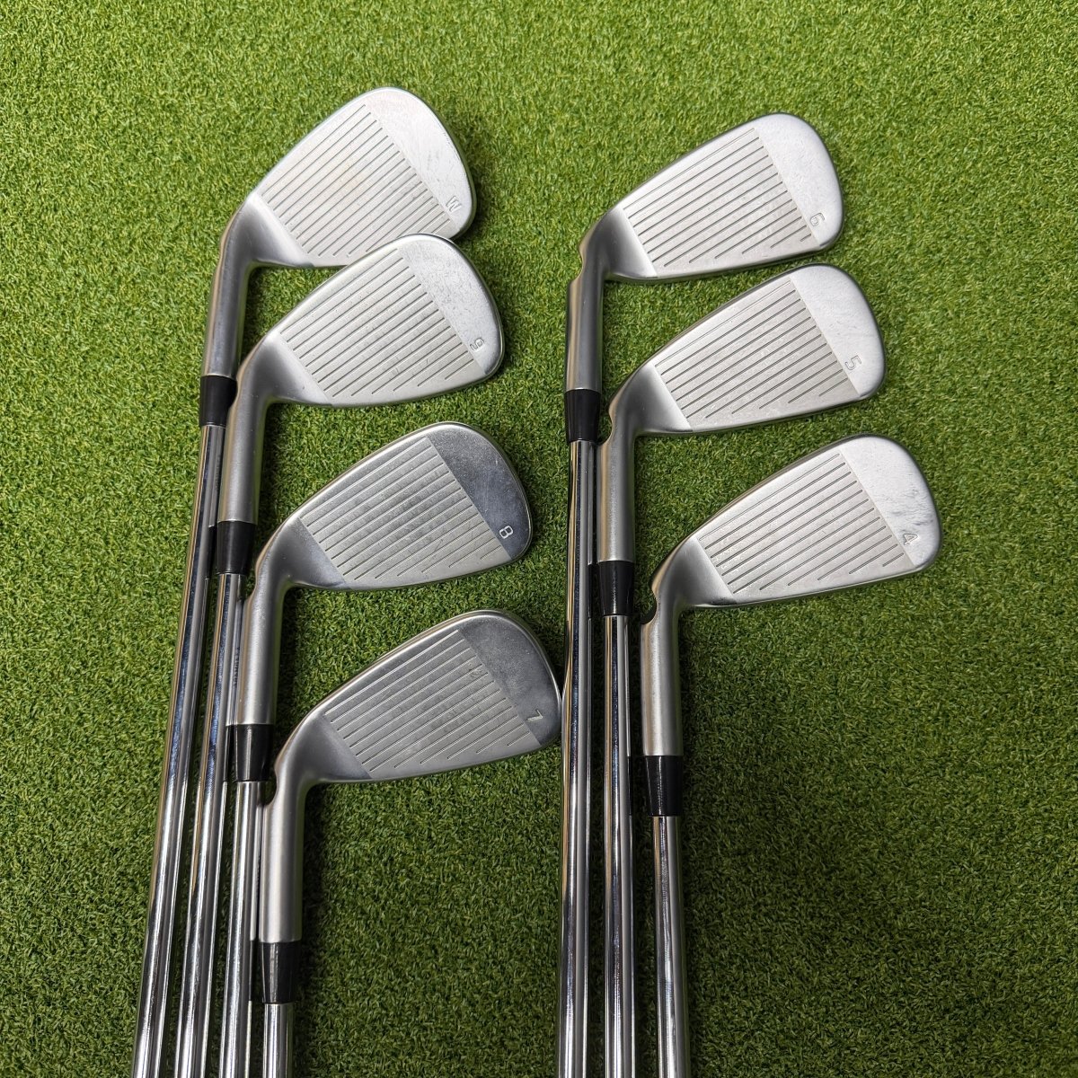 Ping G425 Irons / 4 - PW / Black Dot / Dynamic Gold 105 / Regular Flex - Ping