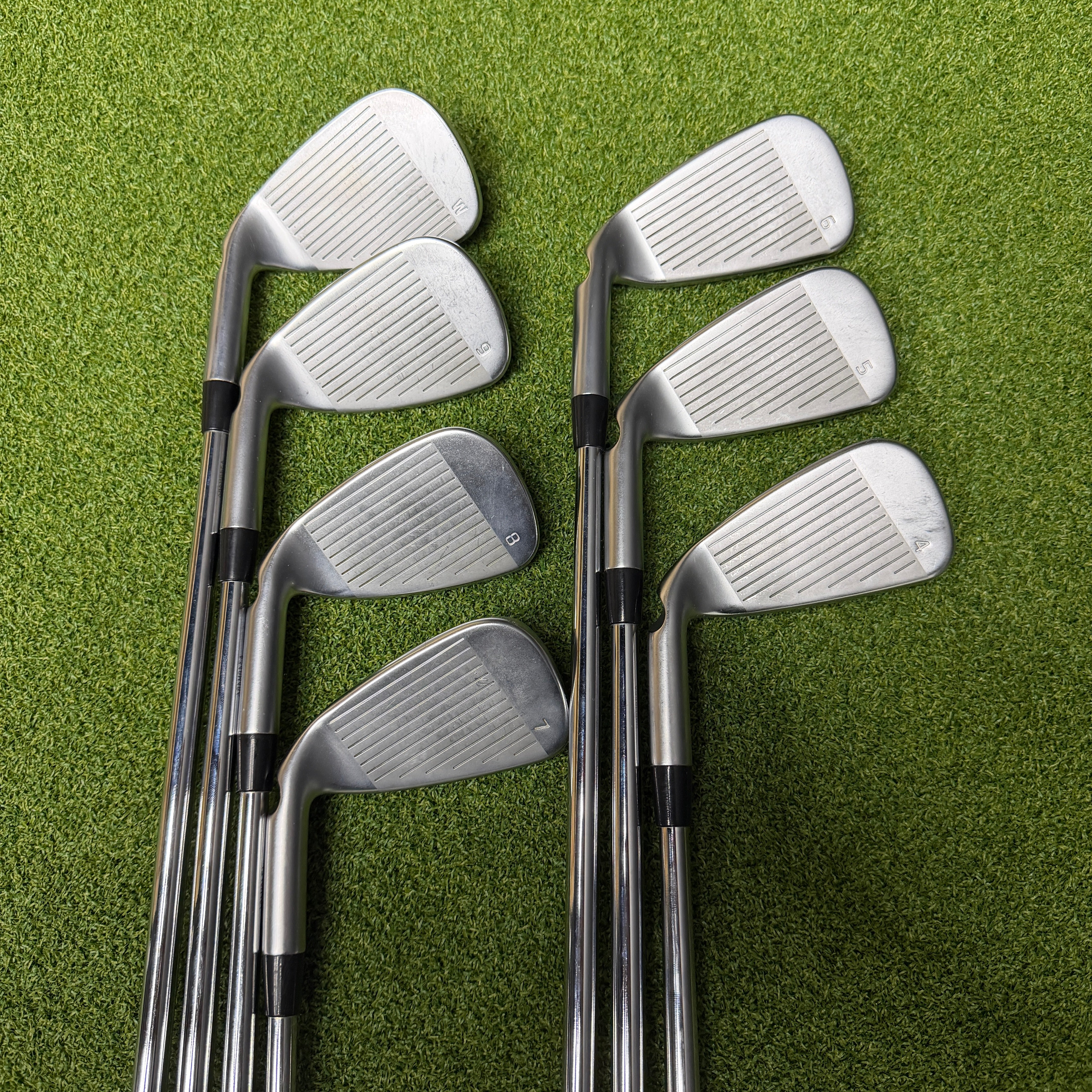 Ping G425 Irons / 4-PW / Black Dot / Dynamic Gold 105 / Regular Flex