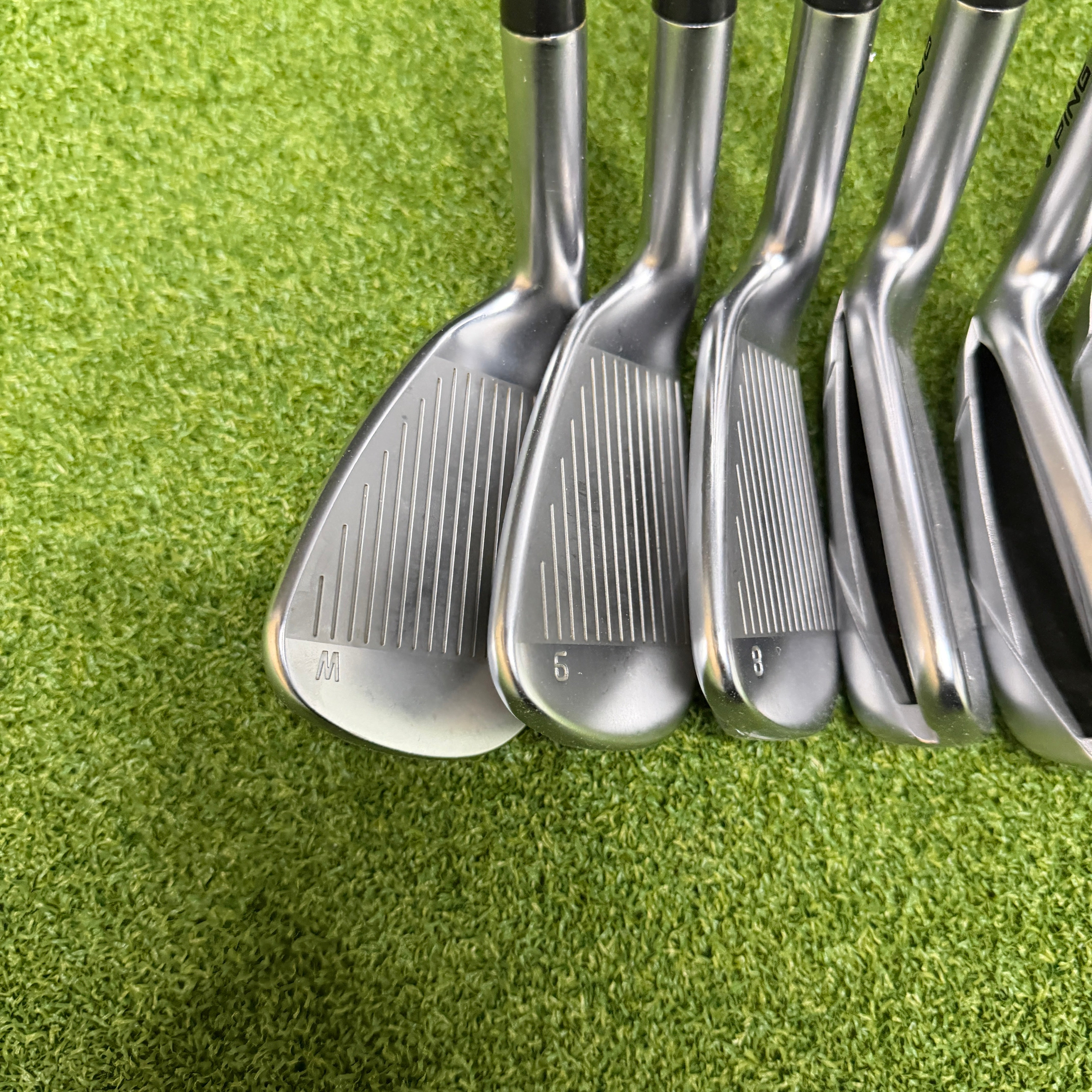 Ping G425 Irons / 4-PW / Black Dot / Dynamic Gold 105 / Regular Flex